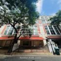 TOWNHOUSE ขาย/ให้เช่าทาวน์โฮม 4 ชั้น บ้านกลางกรุง ทองหล่อ (Baan Klang Krung Thonglor) 26 ตร.ว., 4 น 6 น้ำ, ราคา 33 ล้านบาท  26 ตร.ว.  ใกล้ ใกล้ เจ อเวนิว ทองหล่อ 15 ใกล้แหล่งอำนวยความสะดวก เป็นทาวน์โฮมพร้อมอยู่ มีการตกแต่งภายในเพิ่มเติมได้แบบเรียบหรู